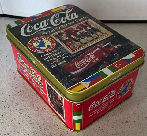 23196-1 € coca cola metalen collectors kaartjes set van 5 kaartjes.jpeg